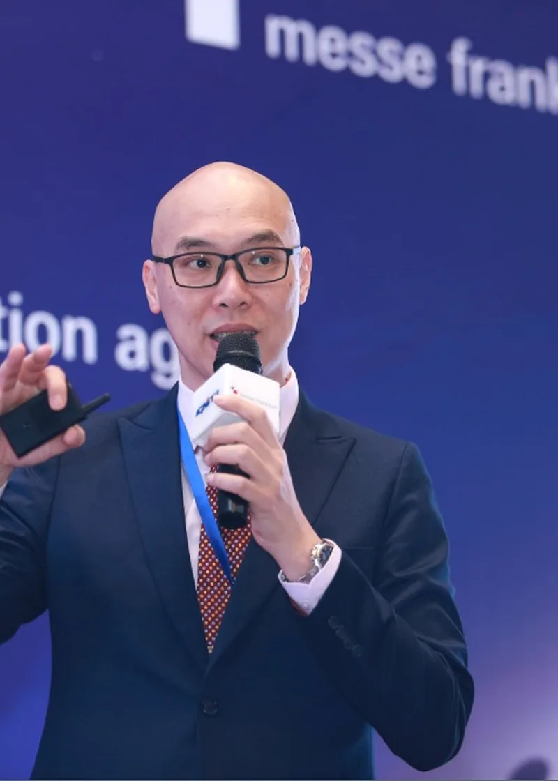 Daniel Yeo on stage at the Messe Frankfurt HR Summit — moving the room with calm conviction